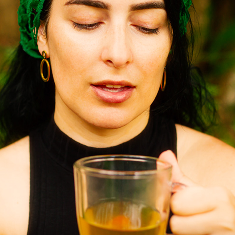 mulher a beber infusão